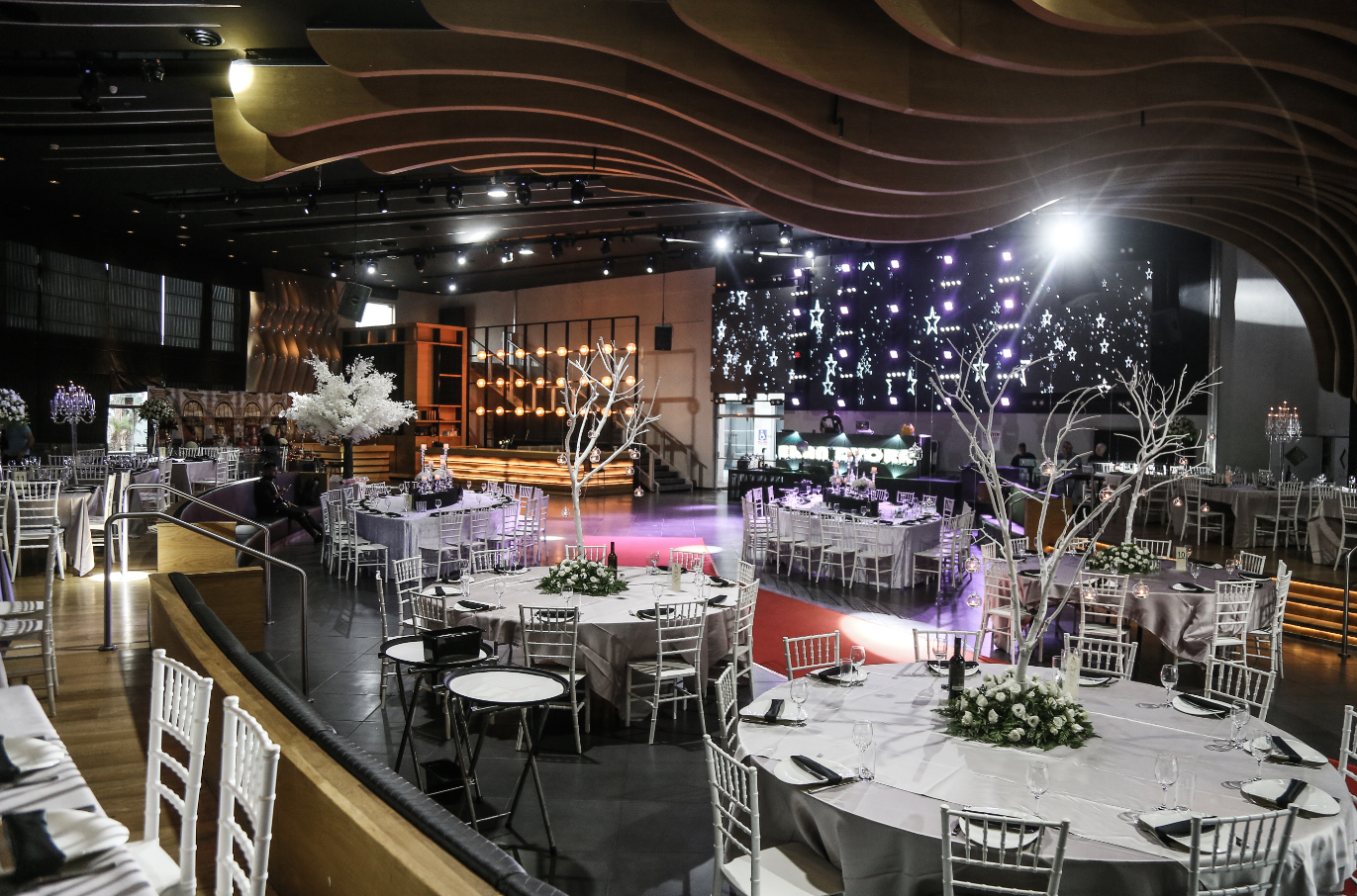 מראשית דרכו מצטיין מתחם האירועים נרניה בעיצוב ייחודי, בהפקת אירועים ברמה גבוהה ובשירות יוצא דופן 